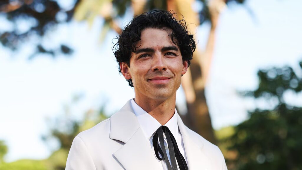 Joe Jonas responde a un fan que le pregunta si los Jonas Brothers están en “deudas graves”