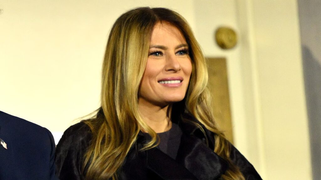 El elegante look de terciopelo y encaje de Melania Trump se roba la atención en el baile de la Casa Blanca