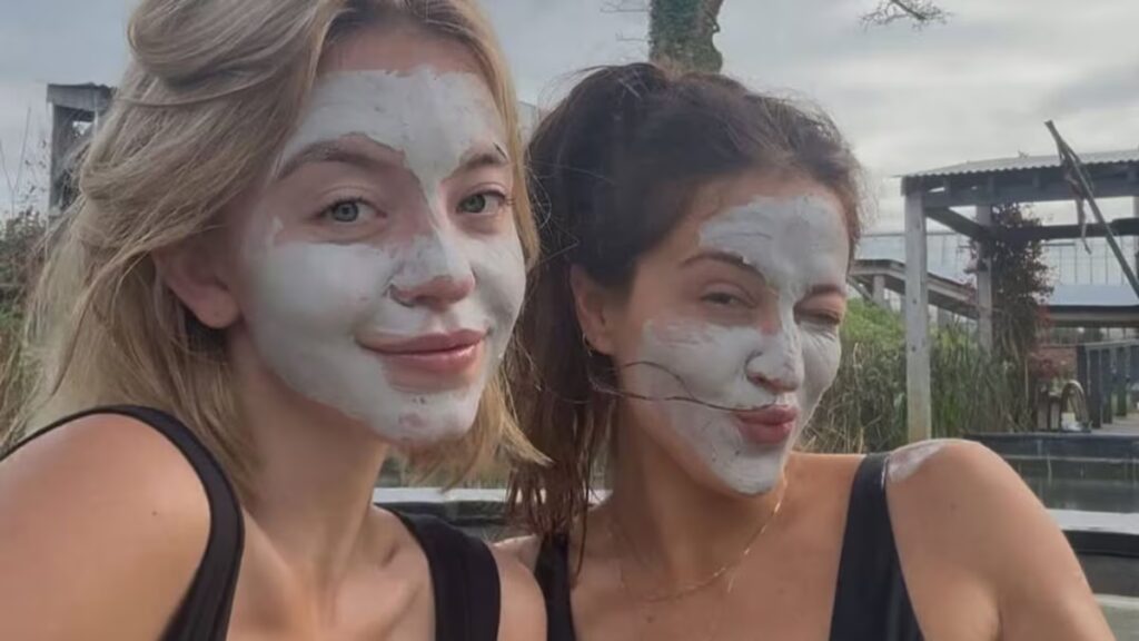 Sydney Sweeney aturde en traje de baño negro durante una escapada a Londres