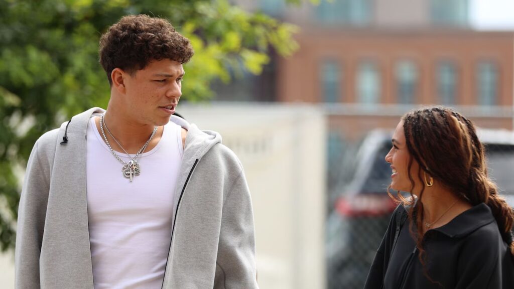 Trinity Rodman y Ben Shelton comparten un dulce beso en la boda de un amigo