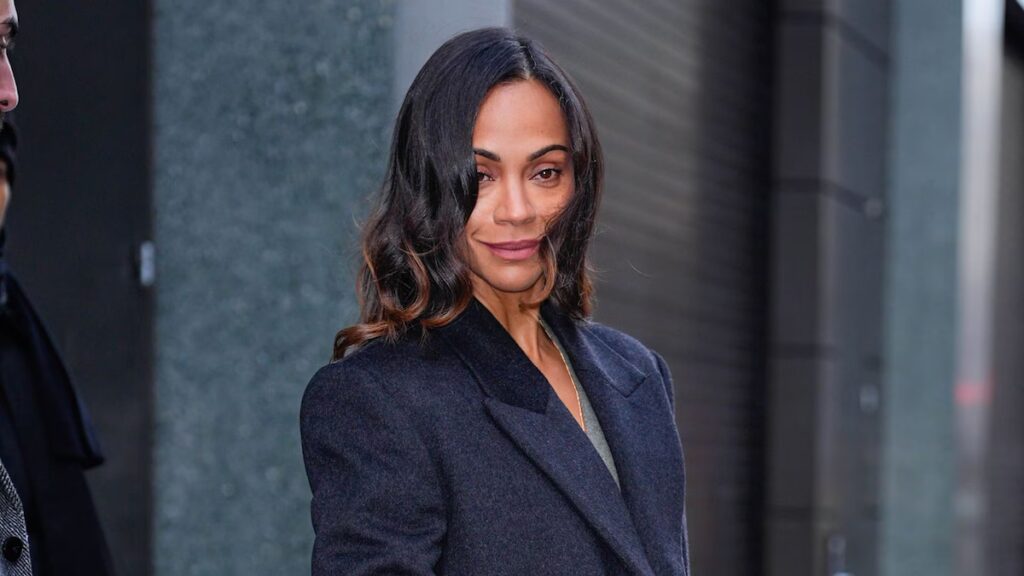 Zoe Saldaña muestra su sexy lencería en una foto sin pantalones