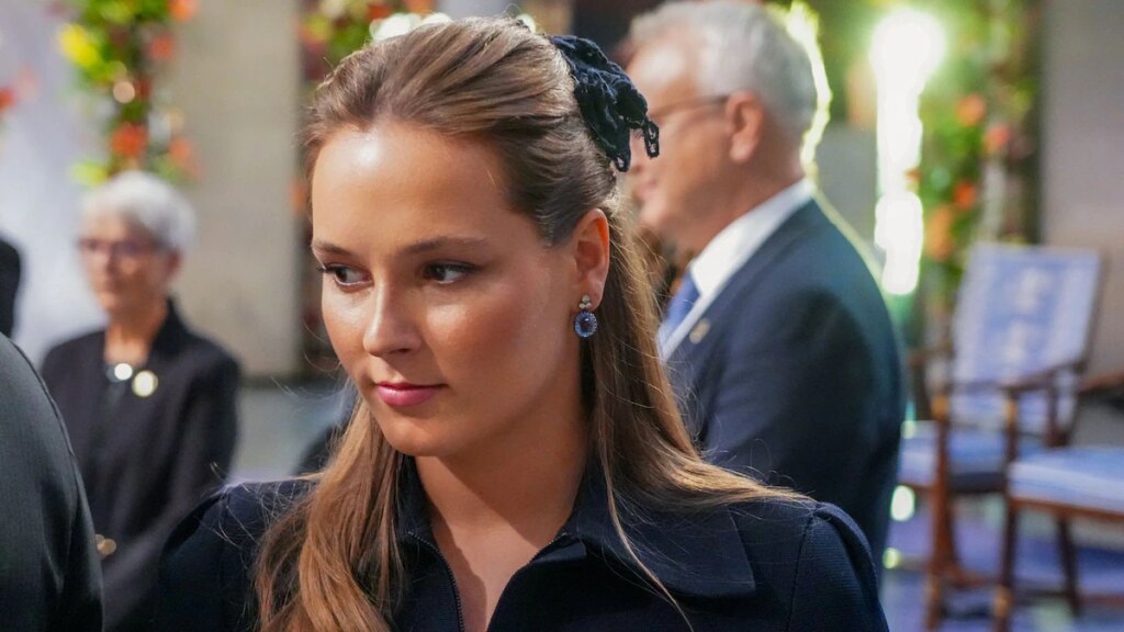 Ingrid de Noruega se cambia rápidamente de outfit y aporta solemne elegancia al Premio Nobel de la Paz