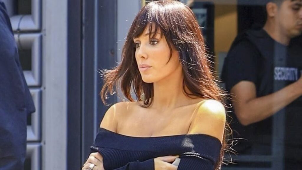 Bianca Censori muestra un look con hombros descubiertos que abraza la figura en Disneylandia con Kanye West y sus hijos