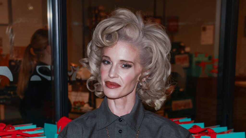 Kelly Osbourne canaliza a Marilyn Monroe con una nueva y espectacular apariencia