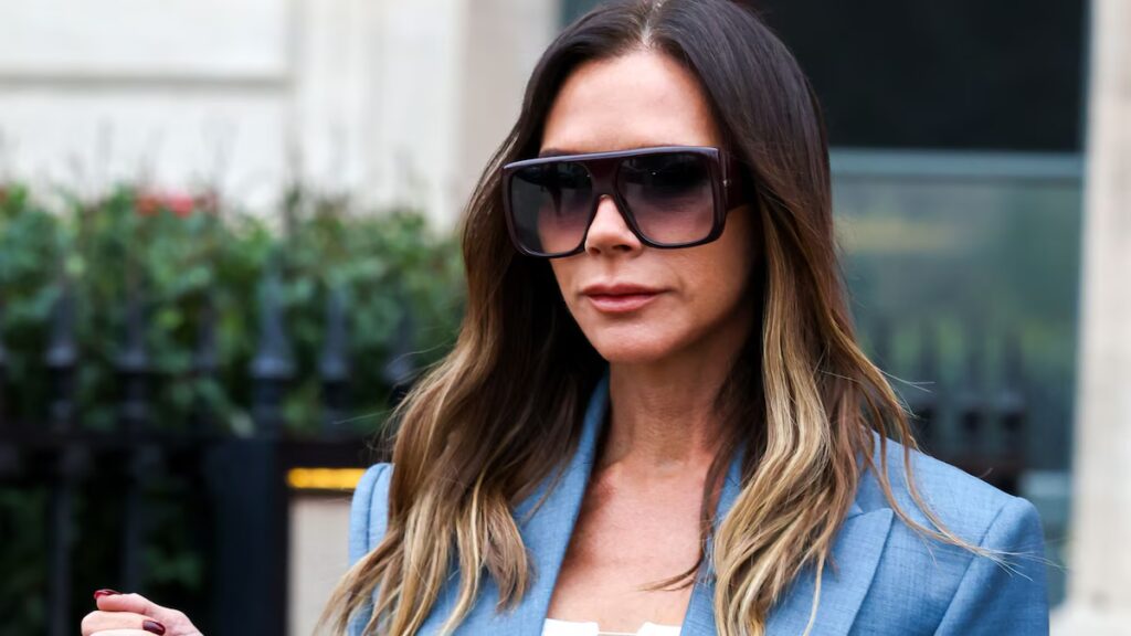 Victoria Beckham luce radiante con un vestido ceñido a la figura con aberturas hasta los muslos en París y dice estar “agradecida” con su familia