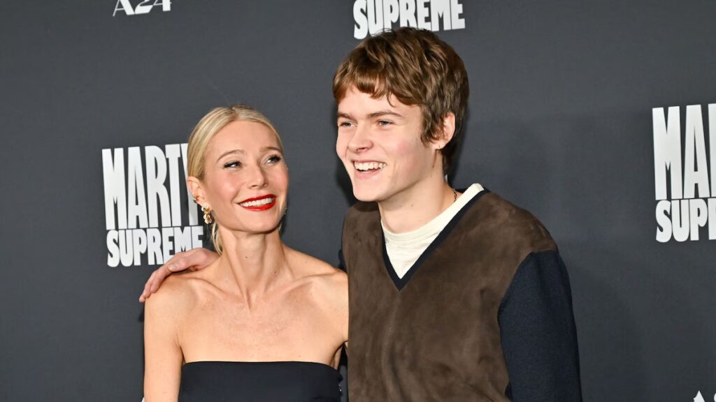 Gwyneth Paltrow dice que su hijo de 19 años ‘quería morir’ viendo sus escenas de sexo en ‘Marty Supreme’