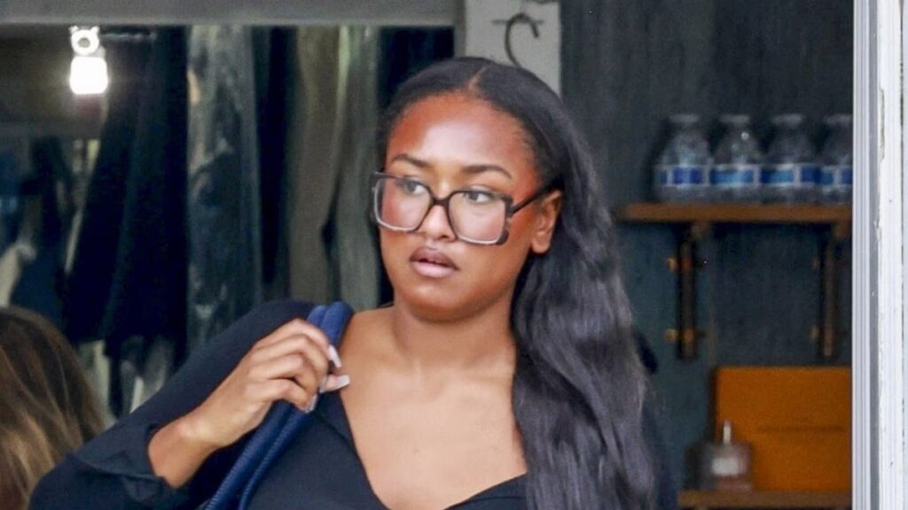 Sasha Obama luce un look urbano desenfadado con la falda perfecta para el invierno