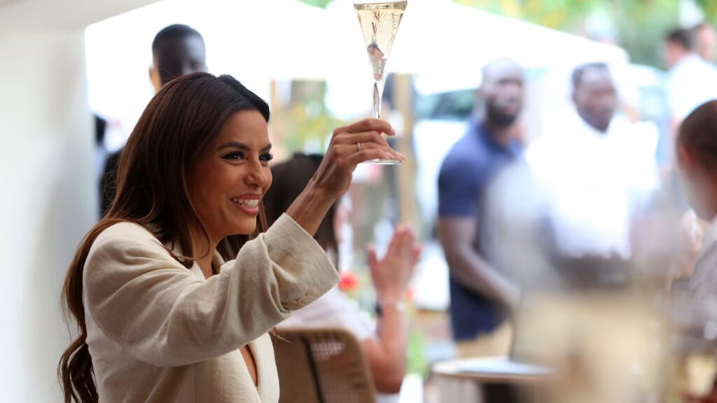 Eva Longoria se libera del maquillaje con su hijo Santiago en la primera publicación de 2026