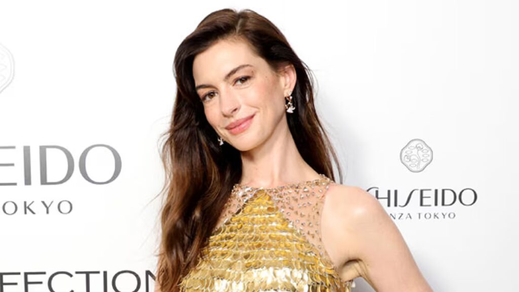 El look metálico de bola de discoteca de Anne Hathaway nos hace contar atrás para Devil Wears Prada 2