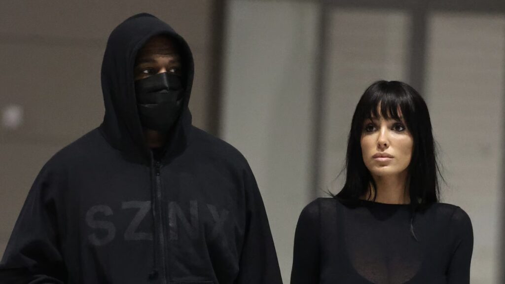 Kanye West muestra amor por Bianca Censori en medio de reunión navideña con Kim Kardashian