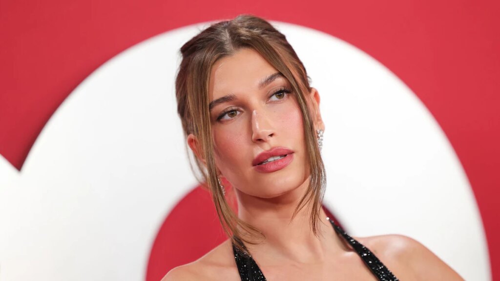 Hailey Bieber canaliza a Gisele Bündchen en uno de sus anuncios de lencería más icónicos