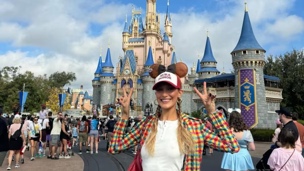 Bella Hadid tiene un día mágico en familia en Disneyland después de la separación de Adán Bañuelos