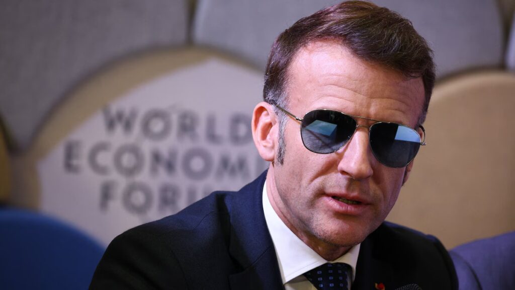 Las gafas de sol estilo ‘Top Gun’ de Emmanuel Macron despiertan curiosidad en Davos