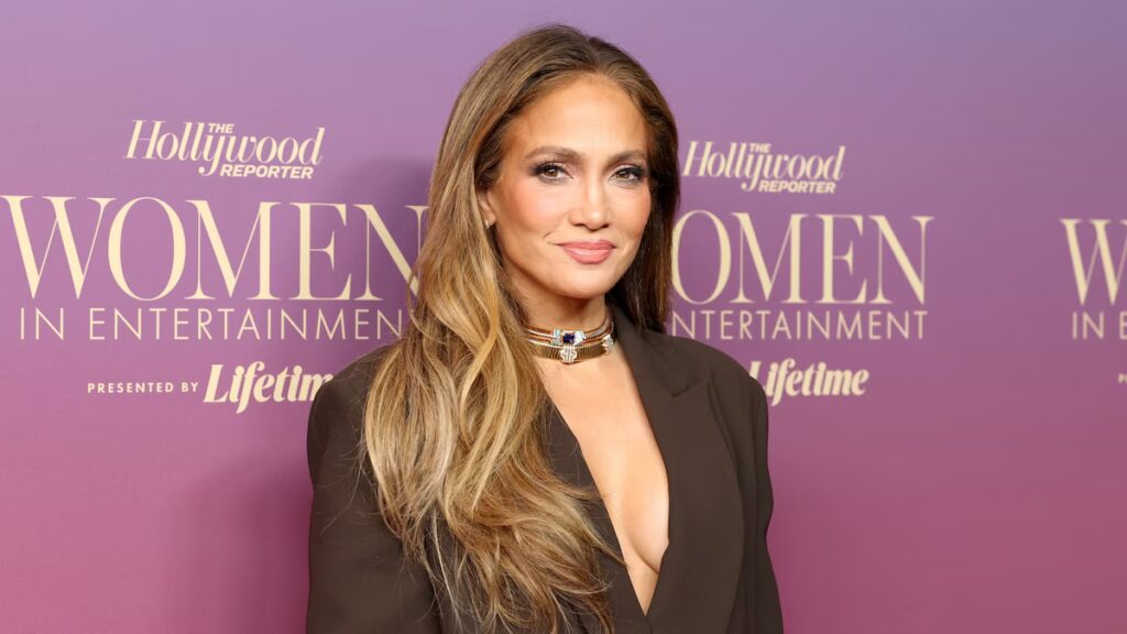 Jennifer Lopez hace que el look casual de negocios sea sencillo con una chaqueta y jeans anchos