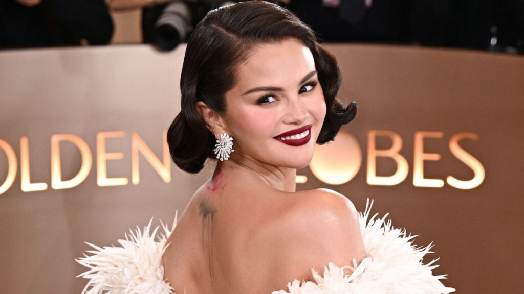 El bob de apariencia húmeda, los sensuales ojos ahumados y las uñas de bronce de Selena Gomez son el momento de belleza más candente del invierno