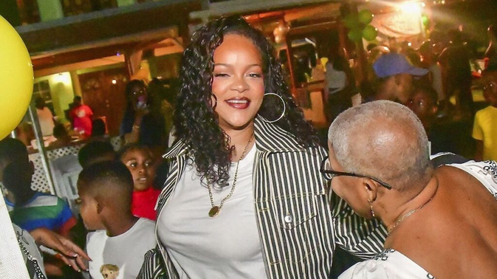 Rihanna regresa a su hogar en Barbados con estilo mientras disfruta del tiempo en familia con sus tres hijos