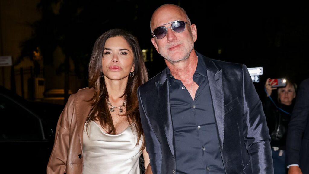 Lauren Sánchez baila en Denim Mini con Jeff Bezos en St. Barts