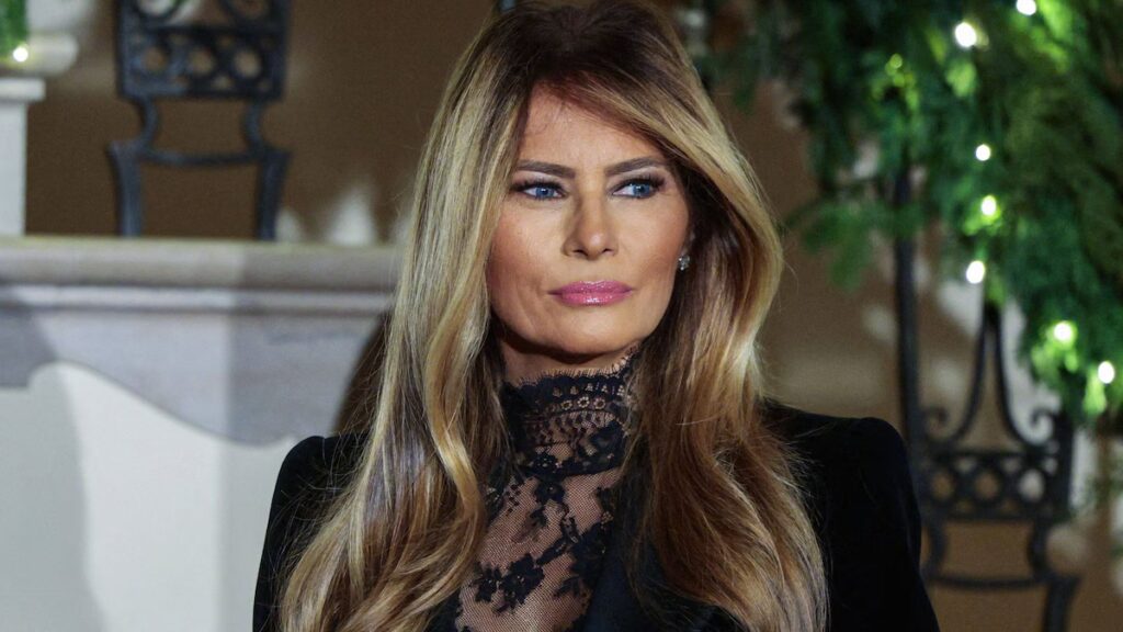 El significado detrás de los looks de Valentino de Melania Trump mientras se recuerda al ícono de la moda Valentino Garavani