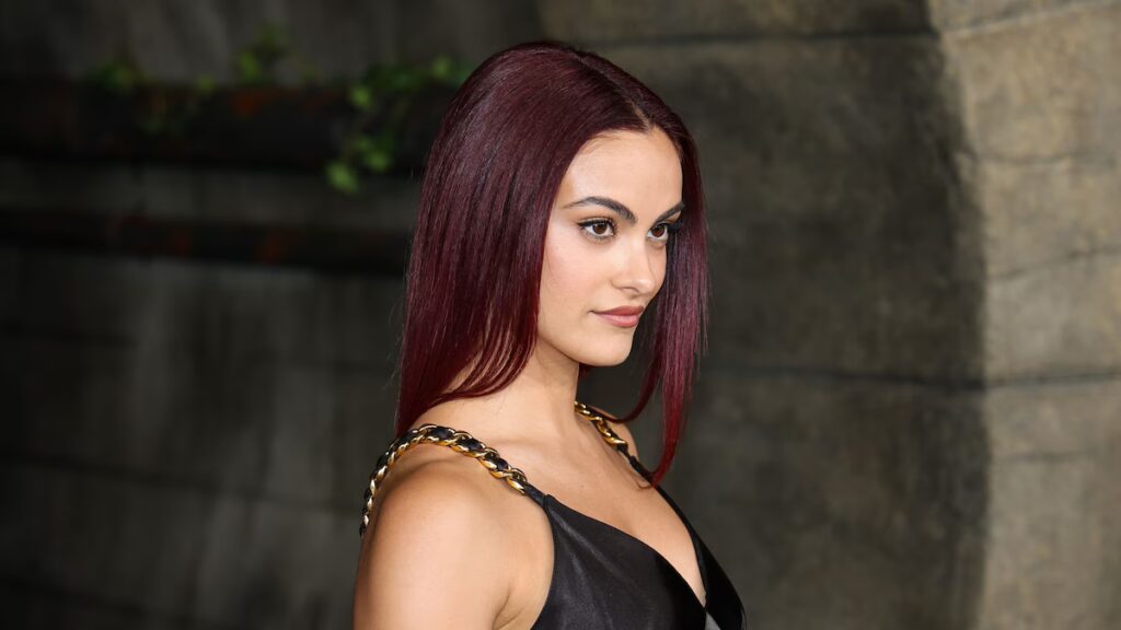 Camila Mendes se deshace de su cabello color cereza cola: así luce ahora