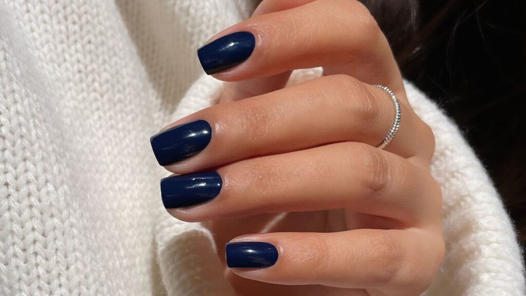 12 ideas de uñas oscuras más allá del negro para el invierno: del azul marino al esmeralda