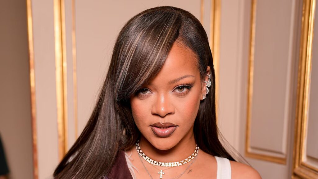 Rihanna hace una declaración audaz con un espectacular abrigo de piel con estampado animal