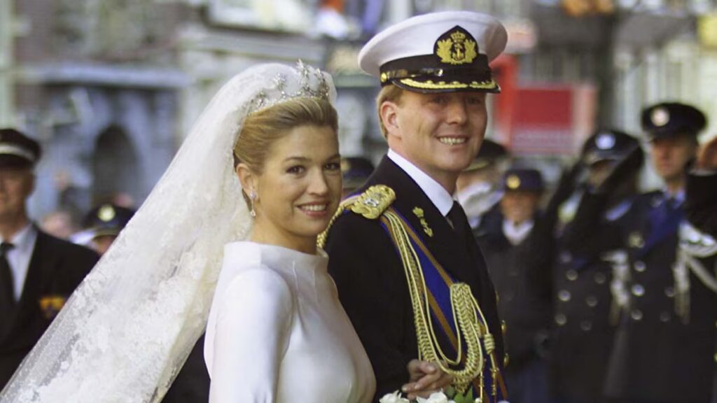 Novias reales y famosas recordadas porque el diseñador muere a los 93 años