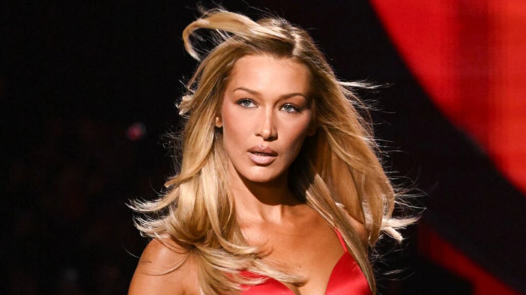 Bella Hadid brilla de rojo y abraza la energía explosiva del rubio