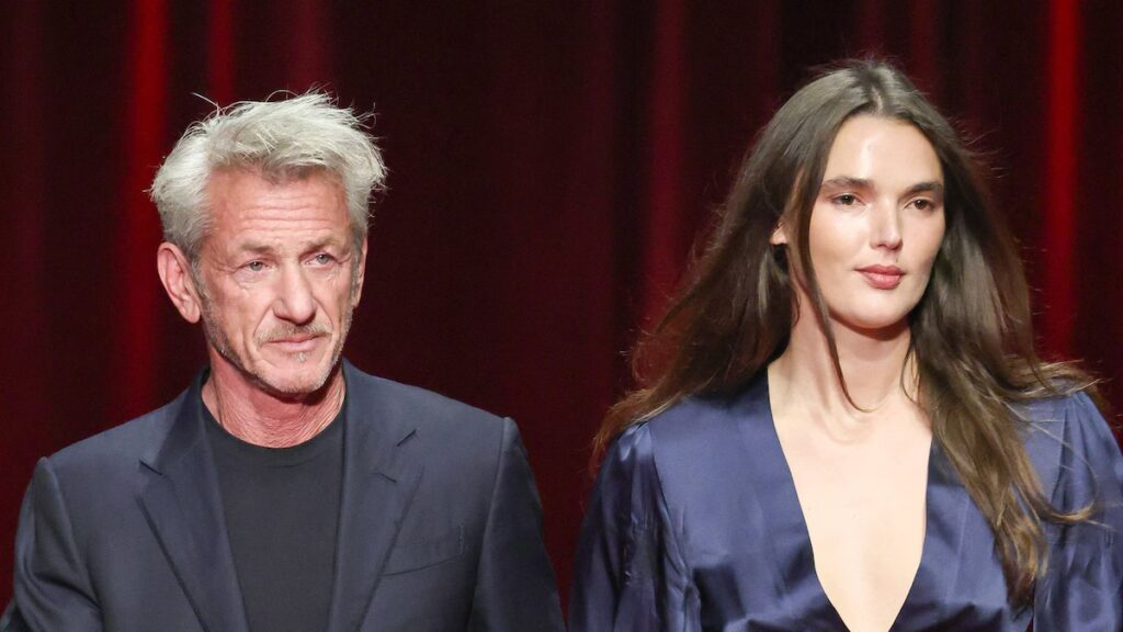 Sean Penn y su novia Valeria Nicov salen de la mano en Santa Mónica