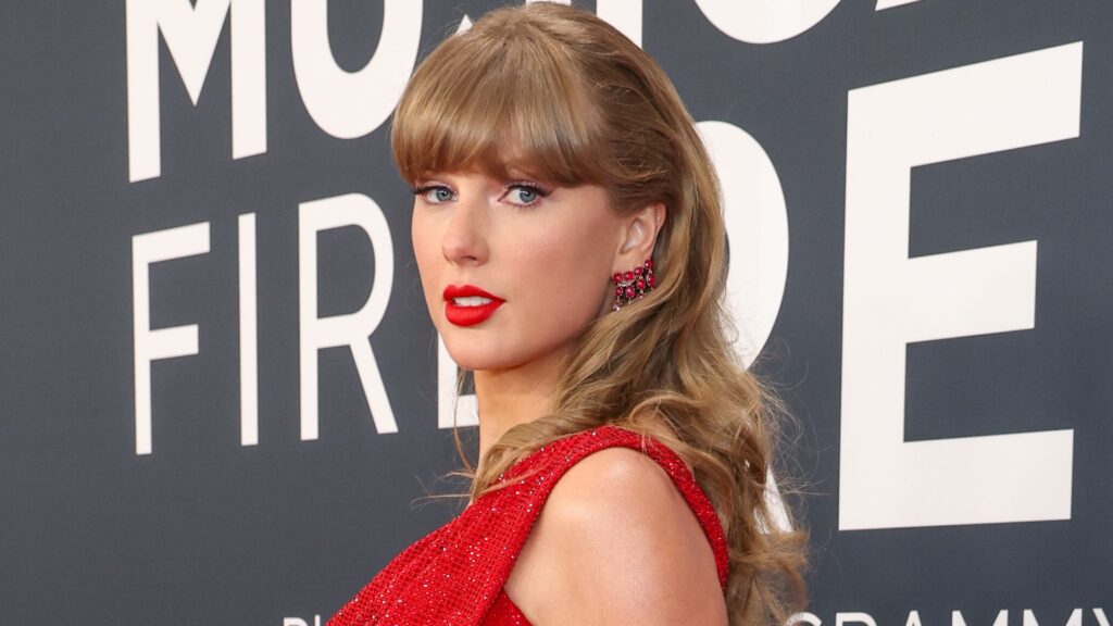 El labial rojo de Taylor Swift: ¿Qué tono lleva?