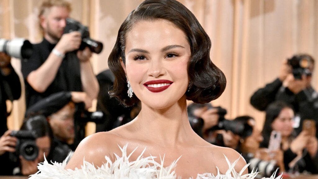 Selena Gomez le da un toque gótico al viejo Hollywood en los Globos de Oro 2026