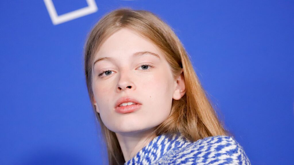 Rihanna recluta a la hija trans de Elon Musk, Vivian Wilson, para su campaña de San Valentín