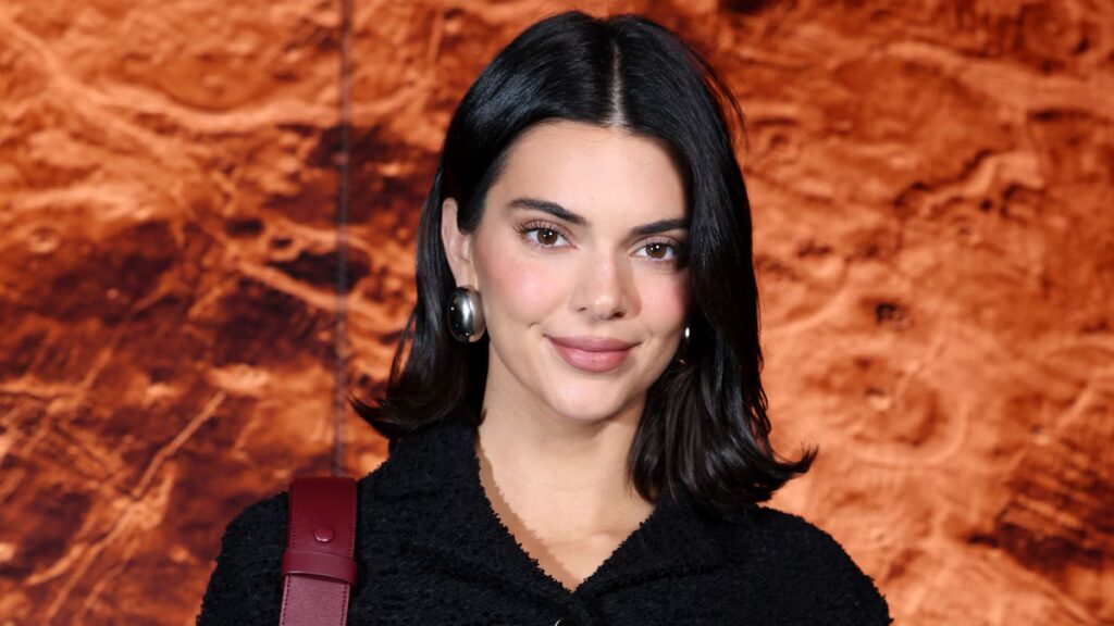 Kendall Jenner toma el sol en traje de baño de corte alto y aturde con un elegante vestido recortado en un anuncio del Super Bowl