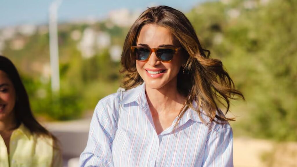 La reina Rania de Jordania disfruta de la vida de abuela mientras el príncipe Hussein ocupa su lugar en Davos