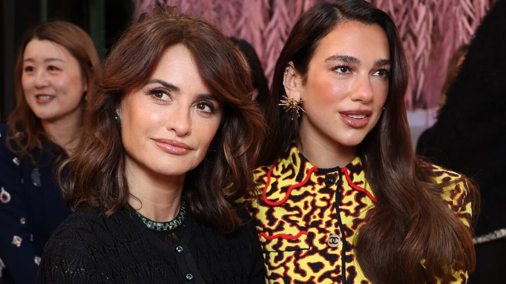 Penélope Cruz se reencuentra con Dua Lipa en Chanel e impresiona hablando italiano fluido