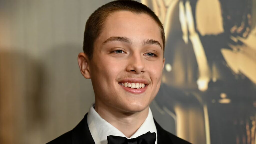 Knox Jolie-Pitt muestra su atrevido estilo urbano con cabello teñido de rubio y sudadera Cinnamoroll