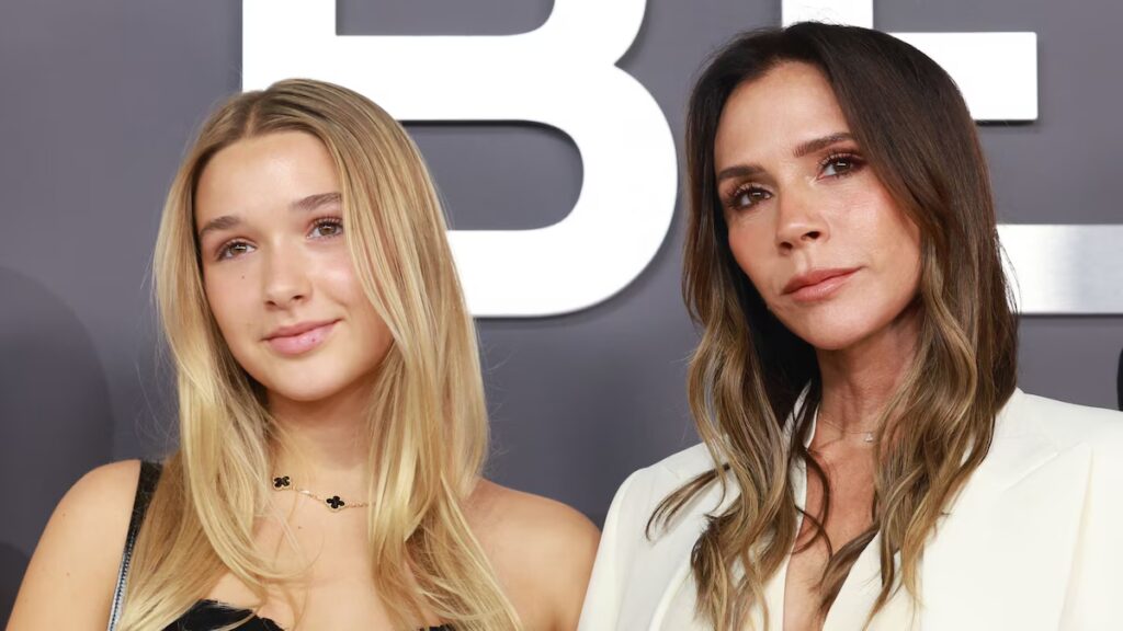 Harper Beckham llama la atención en París con Chanel vintage después del dulce homenaje a su madre Victoria