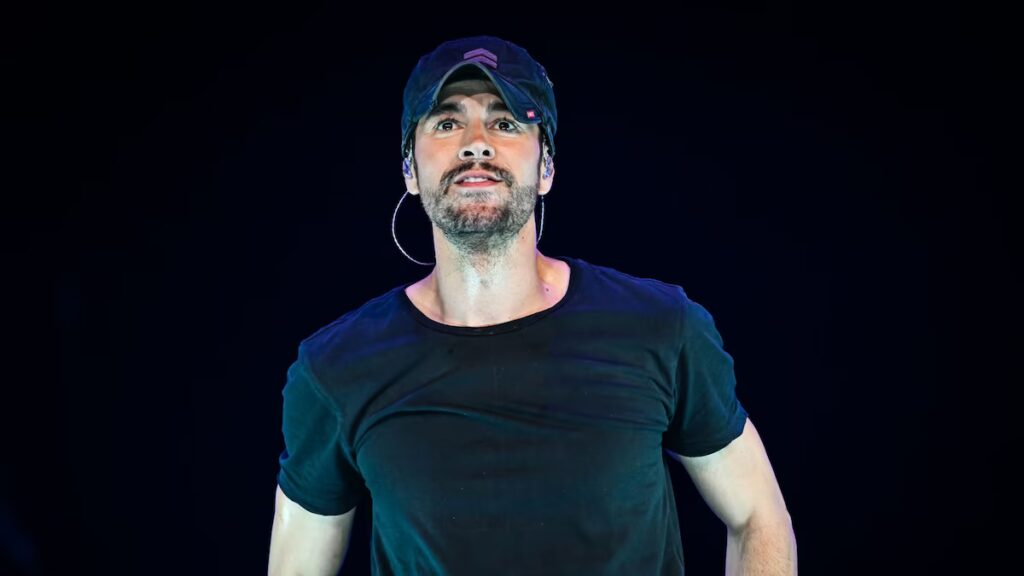 Primera aparición pública de Enrique Iglesias tras dar la bienvenida a su cuarto hijo