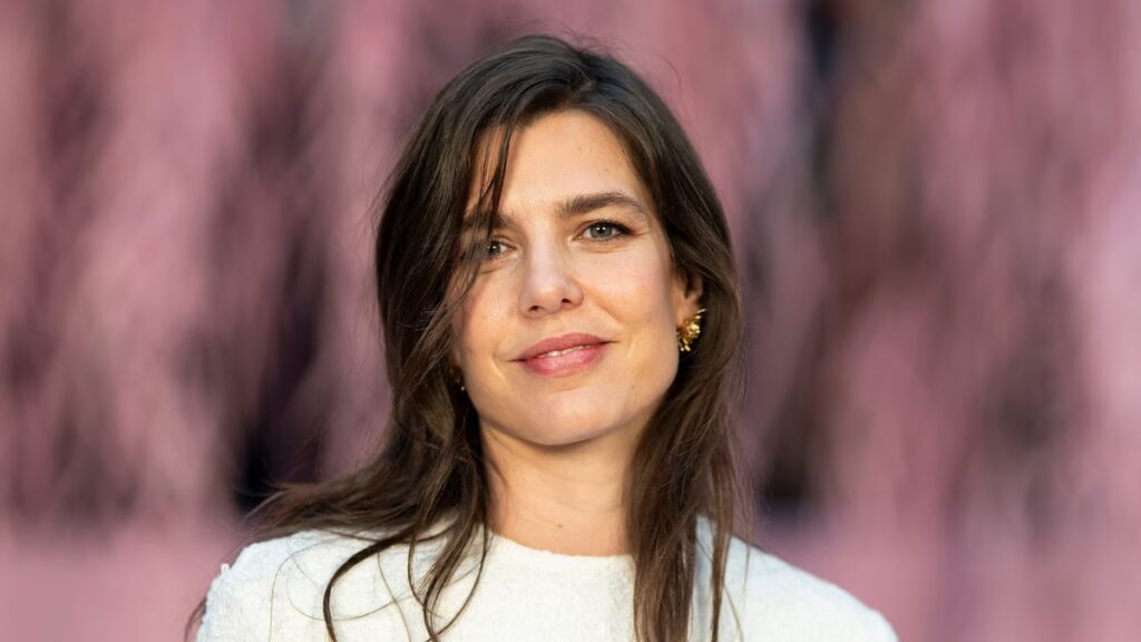 Charlotte Casiraghi sale en Chanel con su ex suegra en París