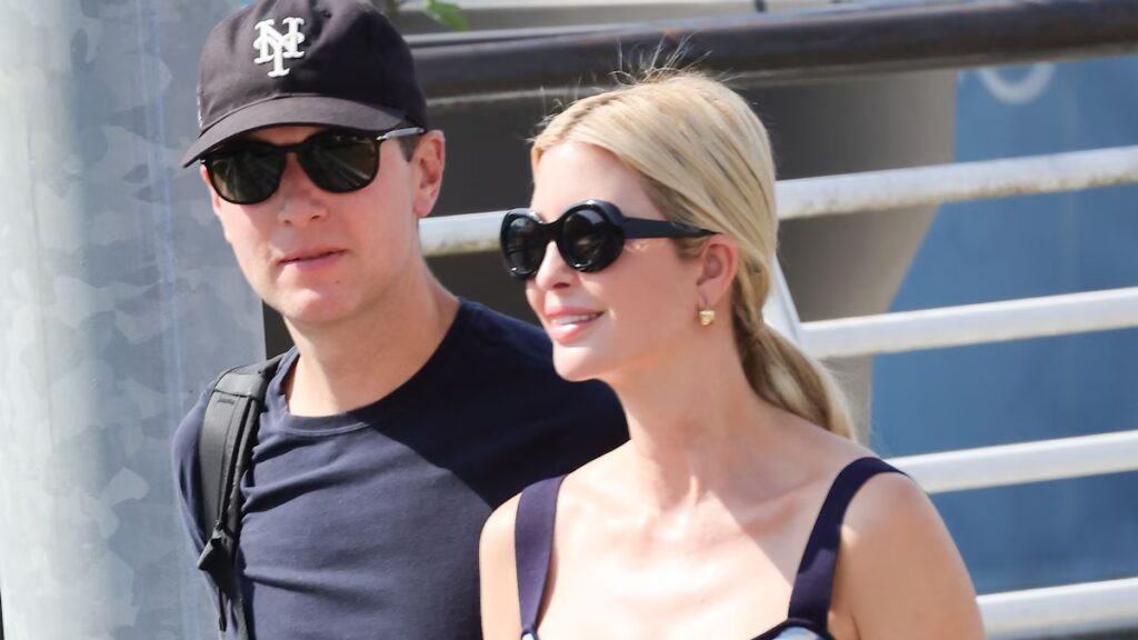 Ivanka Trump sale con un elegante vestido midi negro sin mangas mientras coordina un look elegante con su hijo.