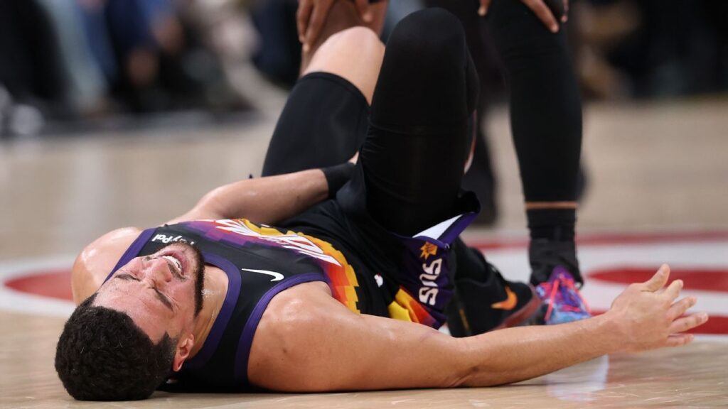 Devin Booker sufre lesión en el tobillo derecho durante el juego ante Hawks