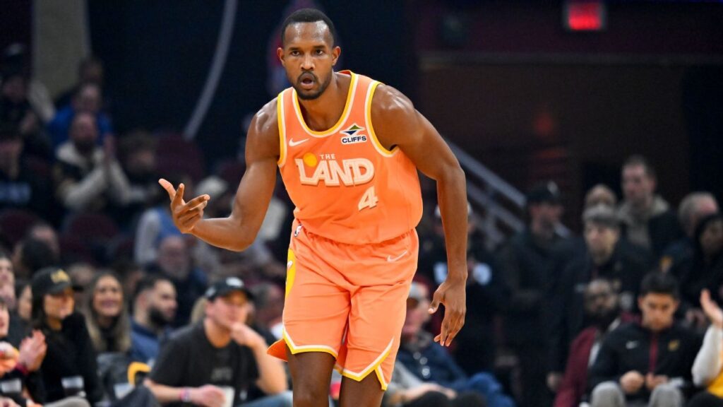 Evan Mobley, baja de 1 a 3 semanas por una distensión en la pantorrilla izquierda