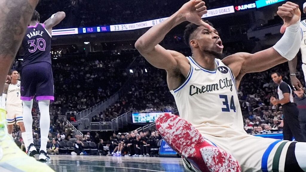 Giannis responde con su propio abucheo a los fans de los Bucks