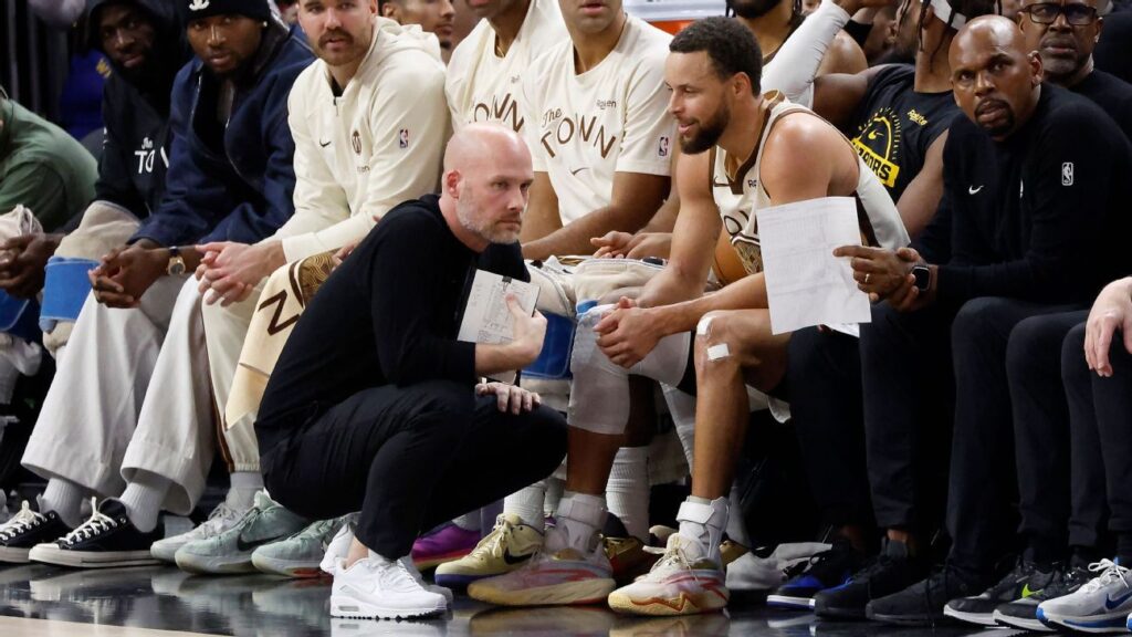 Warriors: Stephen Curry abandona el juego por dolor en rodilla