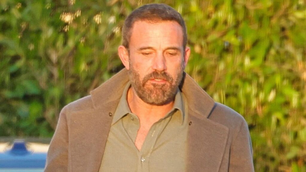 Ben Affleck comparte un dulce momento de padre e hijo con su hijo Samuel durante una caminata discreta en Los Ángeles