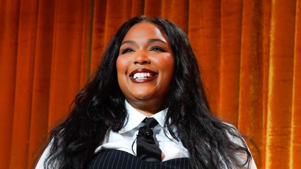 Lizzo muestra apariencia rosada y pérdida de peso en el estreno de Infinite Icon de Paris Hilton