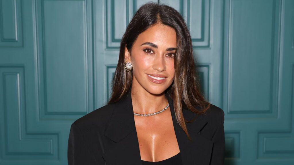 Antonela Roccuzzo sube la temperatura con bikini floral y joyería minimalista