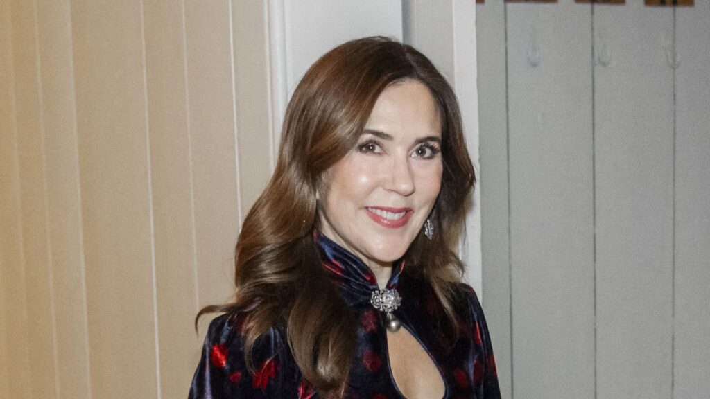 María de Dinamarca hace una declaración elegante junto a la reina Margarita con un vestido de terciopelo