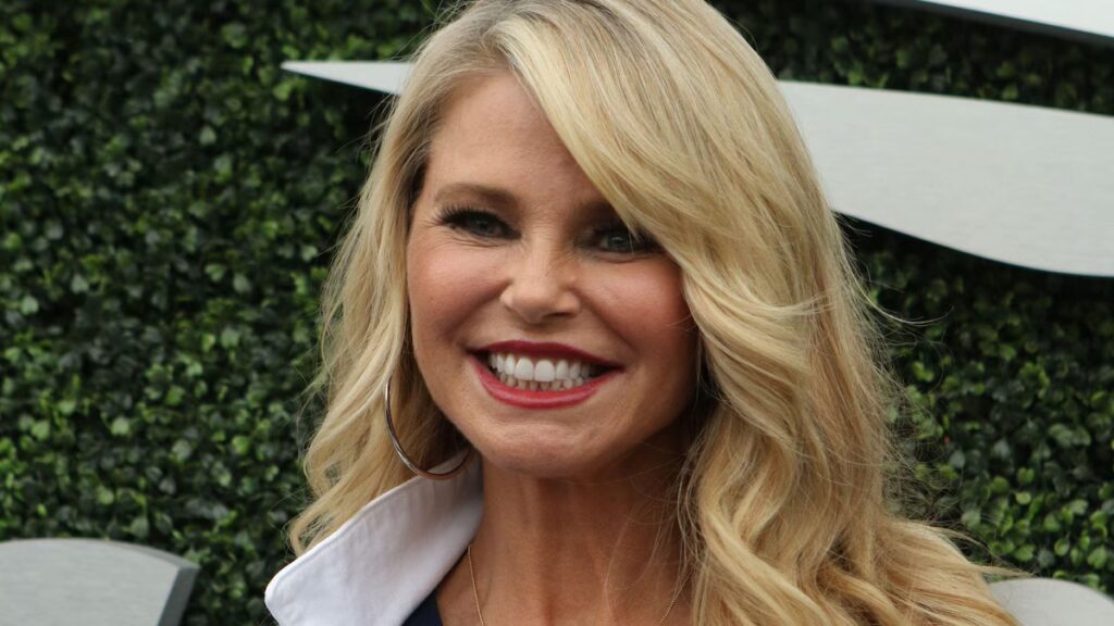 Christie Brinkley, de 71 años, sorprende con ardientes fotos en bikini que demuestran que la edad es solo un número