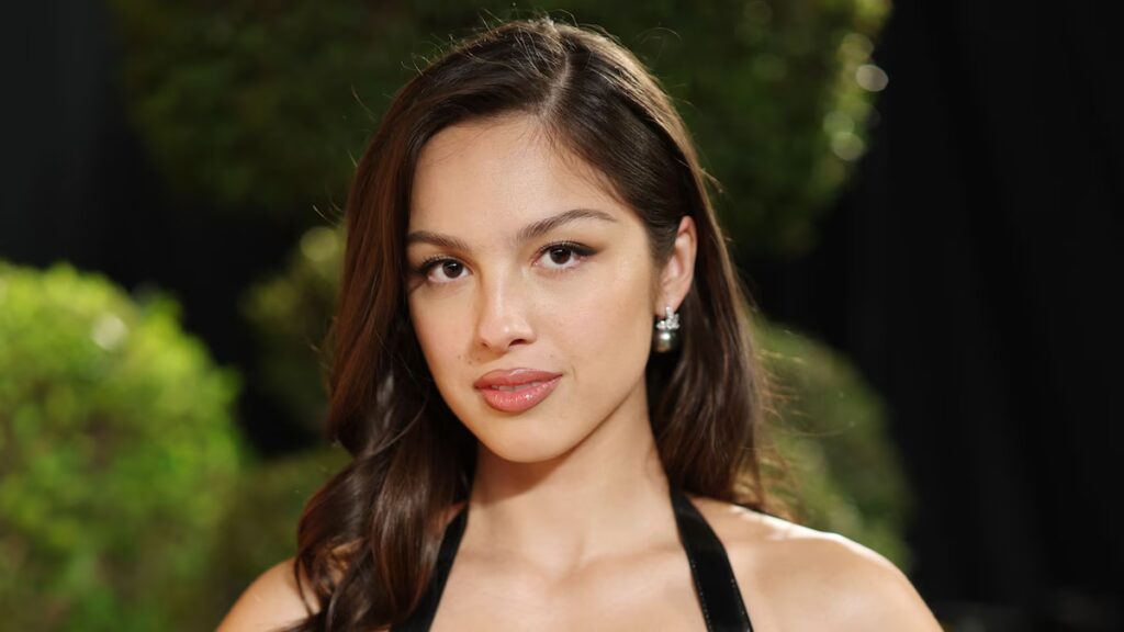 El minivestido enjoyado de Olivia Rodrigo señala una era de estilo más suave