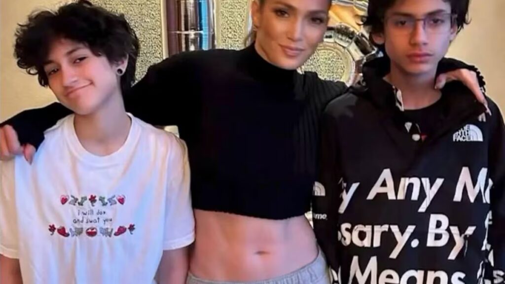 Jennifer López revela las dos estrellas a las que sus hijos le pidieron que ‘acechara’ en una entrega de premios